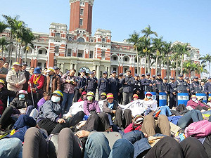 總統府再遭突襲  華隆80位工人臥馬路抗議