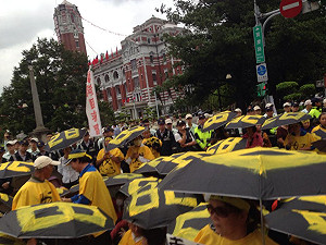 國慶前夕 華隆自救會哀傷黑傘突襲府