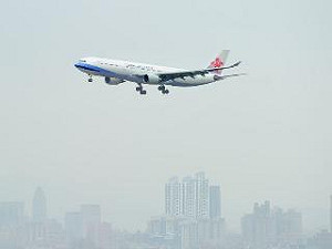 美開放尖銳棍棒上機  民航局：不跟進