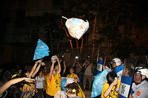 不滿遭呼攏 華隆自救會丟勞動部垃圾