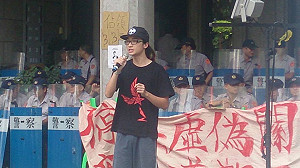 臨時會破局  反課綱學生譴責國民黨團