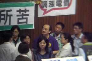 防藍深夜出招  綠委全員夜宿立院