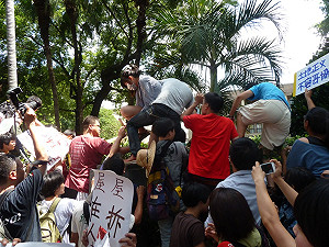 快訊/聲援大埔民眾衝進政院  20人遭警架離