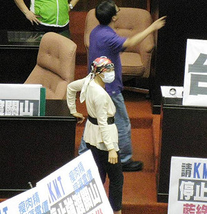 吳育昇進場指揮  綠委唱「WEGO」反擊