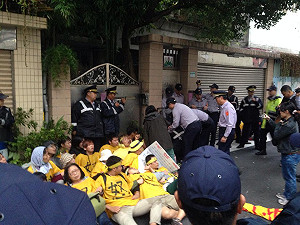 華隆自救會圍寓所  江揆一樣準時上班