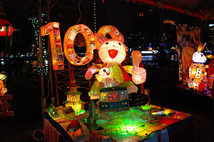 高雄燈會秀花火  加演「水上花束」有看頭