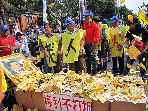 關廠工人大普渡  諷納稅不如燒給好兄弟