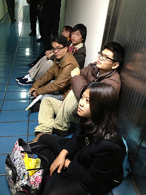 抗議能源局隱蔽資訊 學生坐局長室前不走