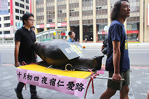 「蝸牛神」出巡  巢運敲鑼邀民眾夜宿帝寶