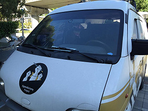 割闌尾專車遭砸 網友諷「別讓闌尾不開心」