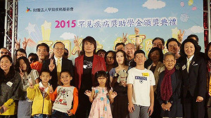 與母一同錄取研究所 罕病學子奮發不放棄