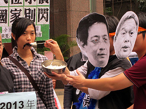 不滿勞退改革  關廠工人「吃毛」抗議