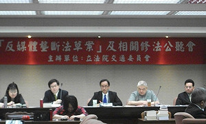 以收視率劃紅線  馮賢賢：最危險的事