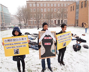 臥冰宣示  留英學生快閃反媒體壟斷