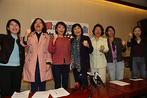 龍捲風物化女性  婦團怒嗆不排除包圍中天