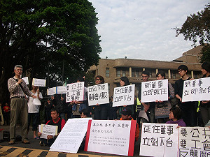 徒步4小時！媒改人士至政院要求道歉