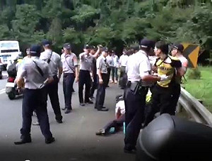 怒嗆「有採訪證又怎樣？」警：一時情緒