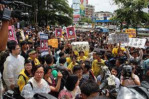 塞爆時報廣場  學生「向蔡衍明打招呼」