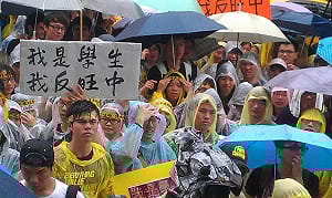 700學生赴中天抗議  要旺中「回去做仙貝」