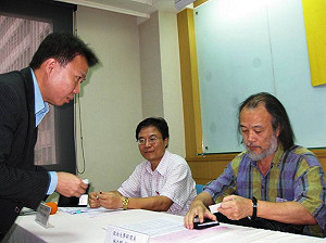 學界：置入不斷 中天、中視執照也該撤照