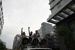 大財團啃蘋果： 一筆不受祝福的交易案