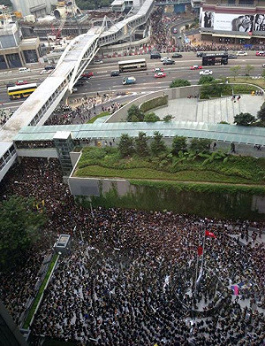 抗議《港視》未獲照  黑衫軍擠爆公民廣場