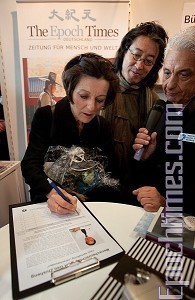 諾貝爾文學獎得主現身書展   聲援中國人權鬥士