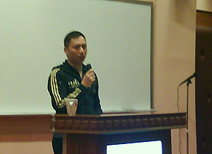 王丹演講談民主     與陸生激辯