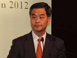 不敵民意 港特首讓步：國教交由學校自決