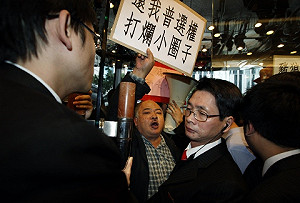 港首候選登記今截止 政局紊亂醜聞多