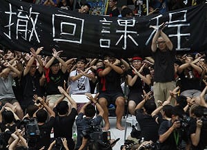 反洗腦聲浪大  梁振英願對話