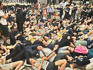 警察強制清場 港民質疑警用暴力