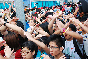 香港10/1國慶升旗  逾2千人雙手交叉抗議