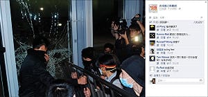 香港暗夜衝突！蒙面人強撞立法會大門