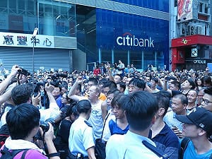 反佔中人士「踩場」飆罵拆帳篷