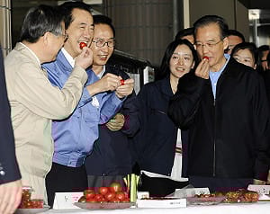 日安排溫家寶吃災區番茄 中外交官抱怨未告知