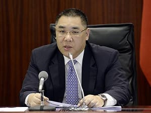 澳門特首崔世安連任  場外民眾跪叩爭普選