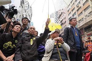 港佔中最後據點銅鑼灣清場 90歲黃伯堅守