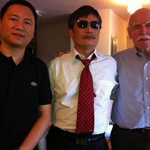 王丹探陳光誠  建議學好英文