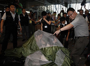 「佔領中環」遭清場  20港人被抬走