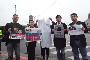 全球同步聲援劉曉波  王丹籲府轉交連署書