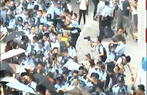 罷課港生今晨遭警驅離  戴耀廷號召佔領金鐘