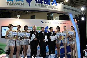 需要擁抱嗎？  台製HugBot機器人代勞