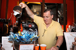 用什麼顏色的杯子喝飲料 有差！