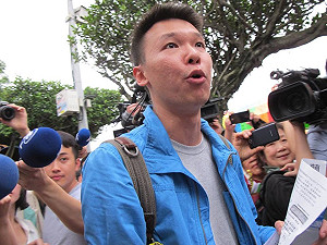 大雨傾盆而下  澆不熄上萬人凱道反核怒火