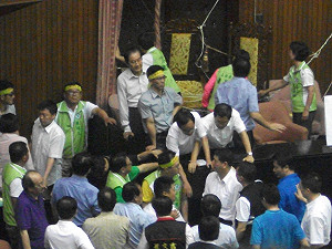 綠委將持續佔議場？藍：輪班搶主席台