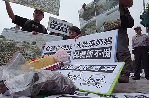環團送毒蛋糕給總統 諷大肚溪遭爐渣汙染