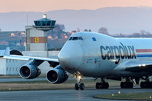 人類創舉 全太陽能飛機將環球一周