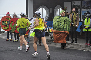 萬金石馬拉松 青少年反核發送平安符