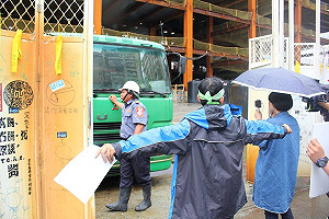 遠雄違法運沙石？護樹團體肉身擋車